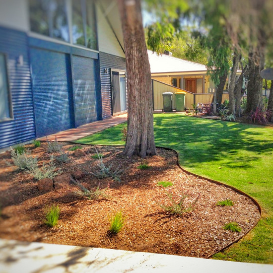 Flexline 100x2200 mm, Weervast (corten) incl. 3 platte grondpennen en verbindingsplaat