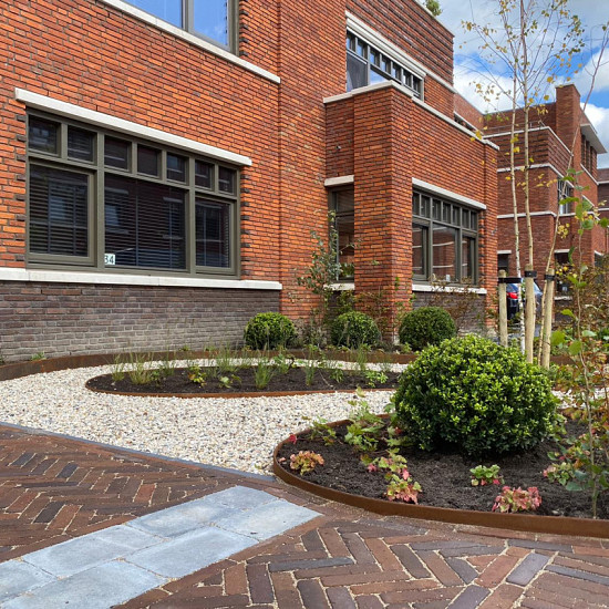 Flexline 100x2200 mm, Weervast (corten) incl. 3 platte grondpennen en verbindingsplaat