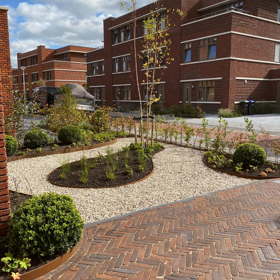 Flexline 150x2200 mm, Weervast (corten) incl. 3 platte grondpennen en verbindingsplaat