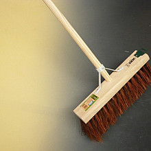 Stadsbezem VERO 41B met Tauari steel 150 x 2,8 cm en stokhouder